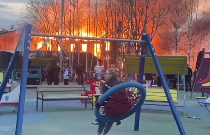 VIDEO 'Selo gori, baba se češlja' Nevjerojatna snimka iz Rusije, vatra guta zgradu, oni 'čilaju'