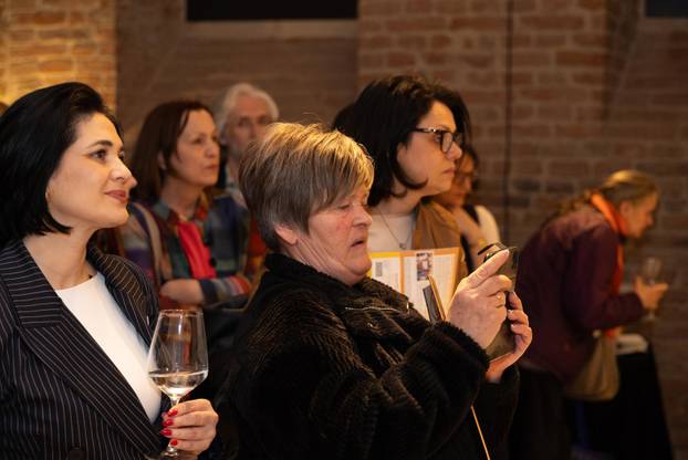 Osijek: Svečano otvorenje izložbe fotografija fotoreporterke Pixsella Emice Elveđi "Srce za Afriku"