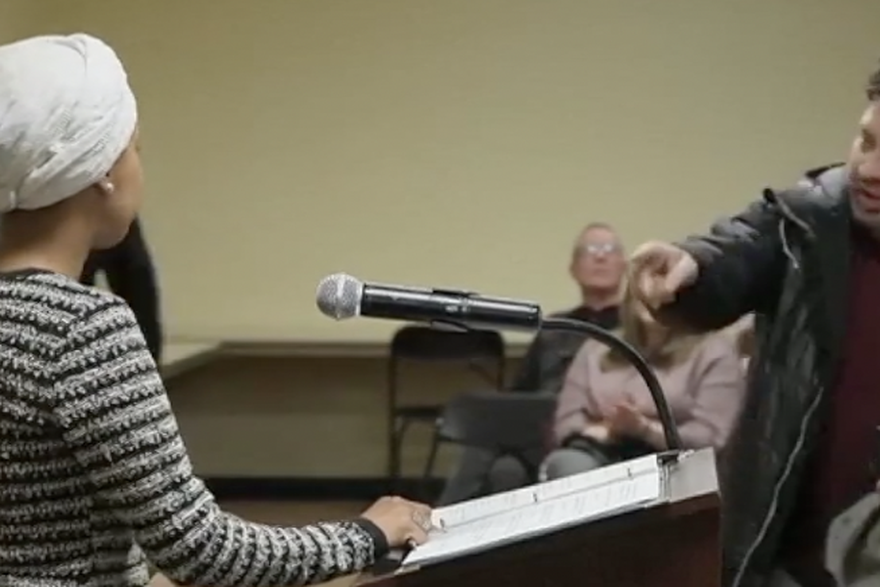 Muškarac prskao tekućinom po zastupnici na događaju u Minnesoti