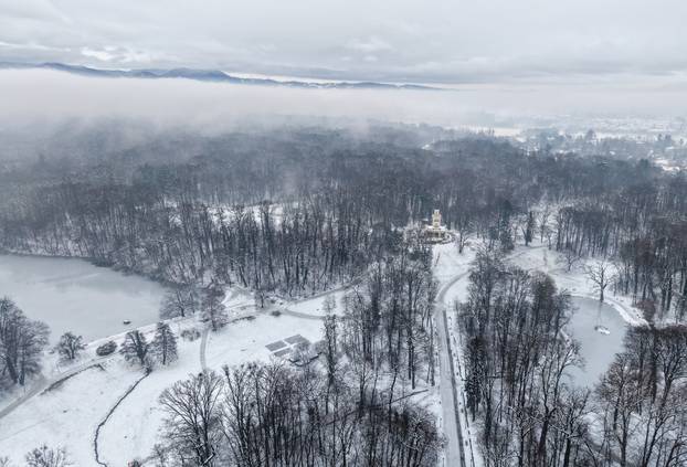 Pogled iz zraka na park Maksimir i njegova jezera tijekom zime