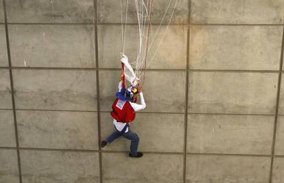 Ruskom base jumperu padobran zapeo za zgradu