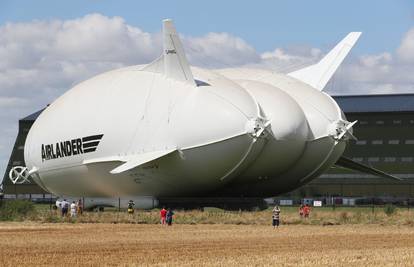 Najveću letjelicu na svijetu po prvi put su izvukli iz hangara