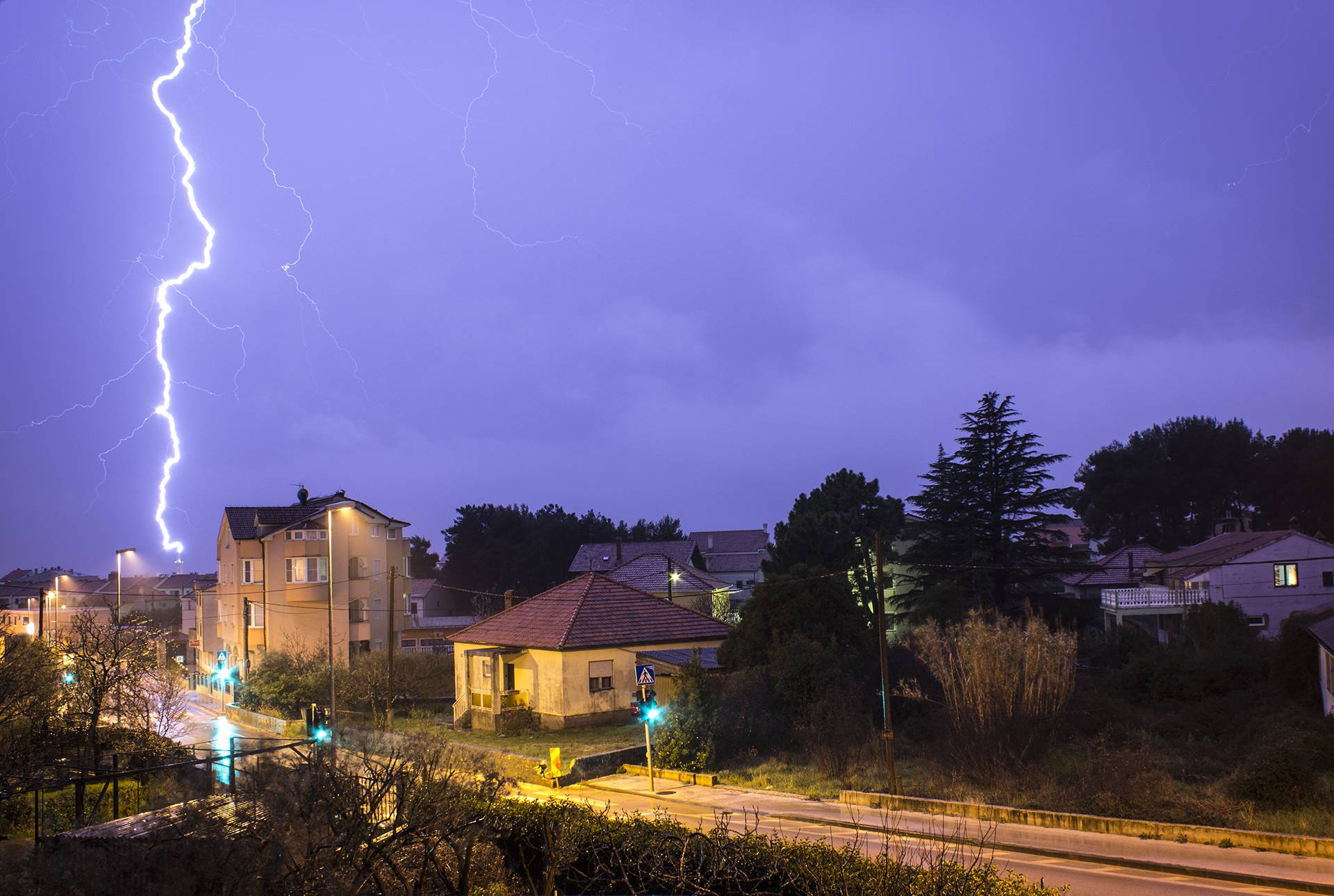 Vidjela se kilometrima dalje: Munja udarila zvonik katedrale