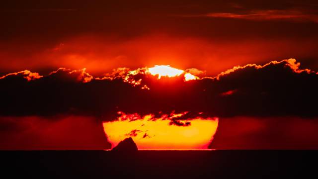 Prekrasan zalazak sunca iznad otočića Jabuka