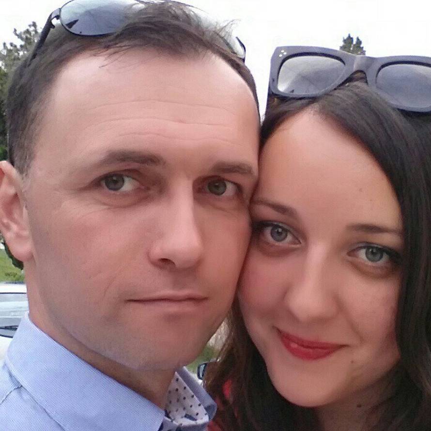 On je čuvao bebu. Ona se kući vratila pijana. Uzela je nož...