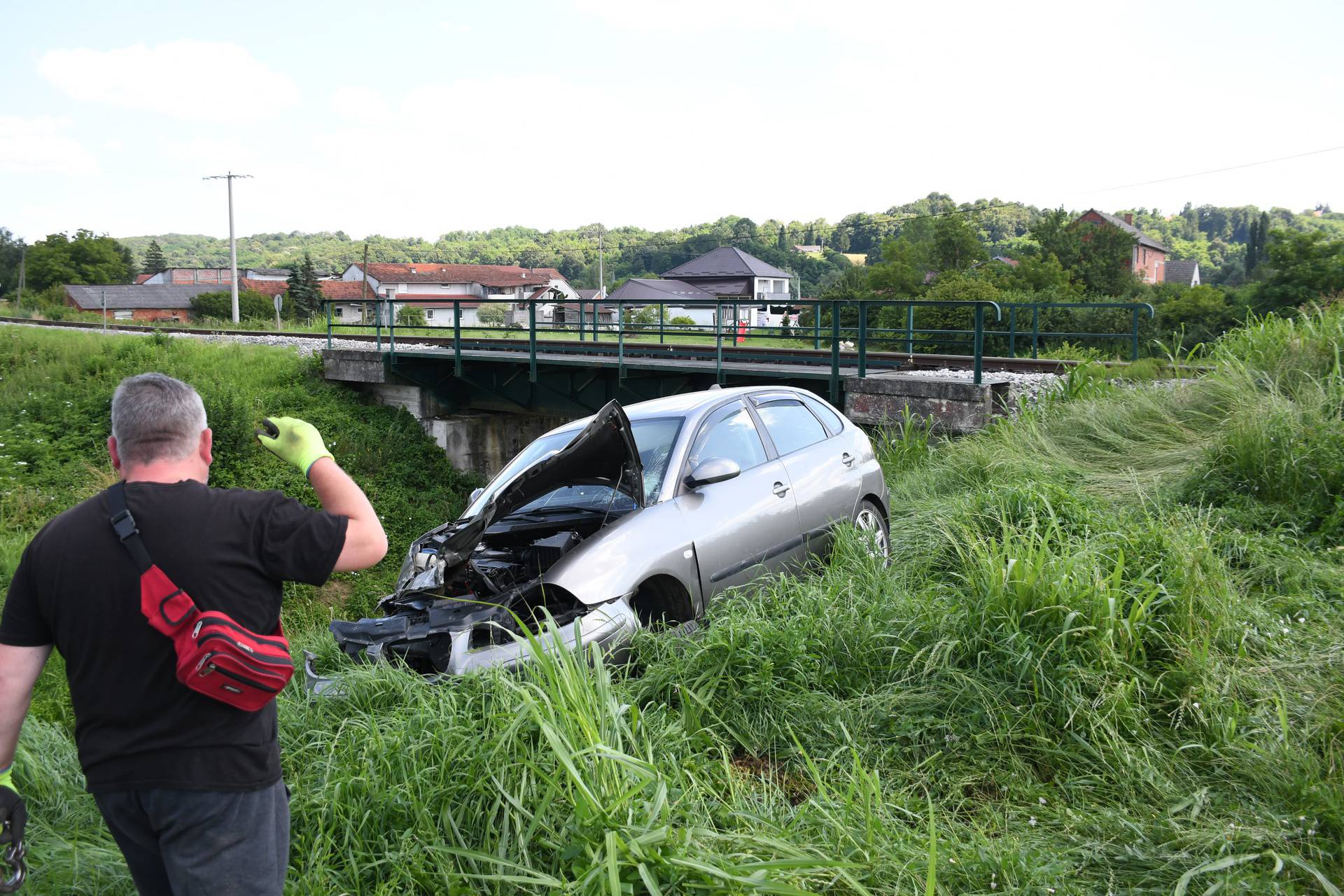 Veliko Trojstvo: Vlak na pružnom prijelazu naletio naletio na automobil