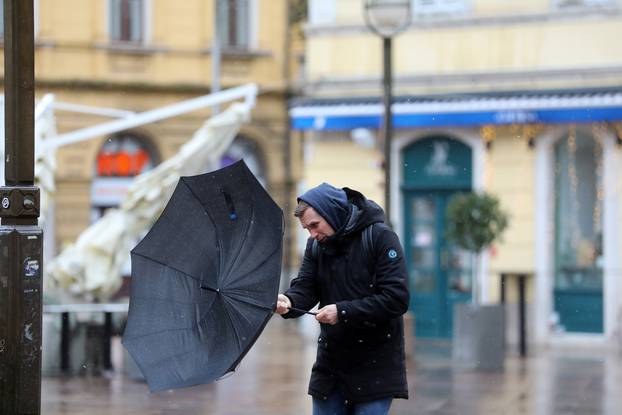 Rijeka: Bura i snijeg otežavaju šetnju gradom