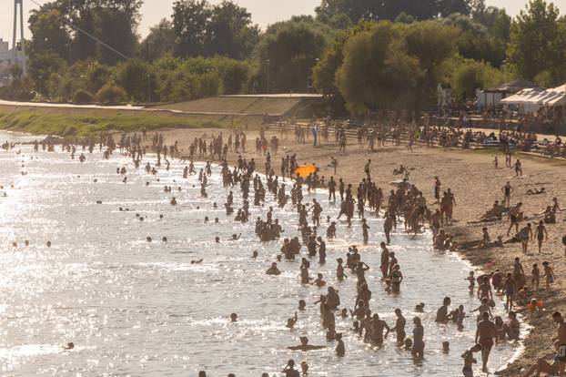 Osijek: Spas od vrućina mnogi su potražili na popularnoj gradskoj plaži