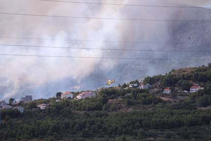 FOTO Ovako izgleda požarište u Solinu: S vatrom se bori više od 100 vatrogasaca i 4 kanadera