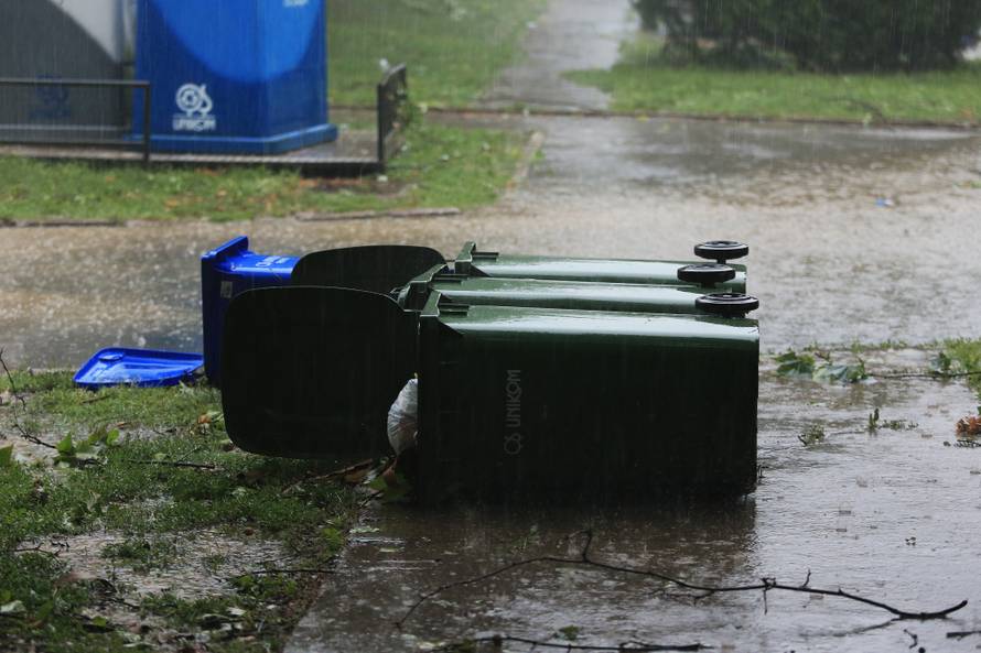 Nevrijeme rušilo stabla, nosilo krovove, kiša poplavila ulice