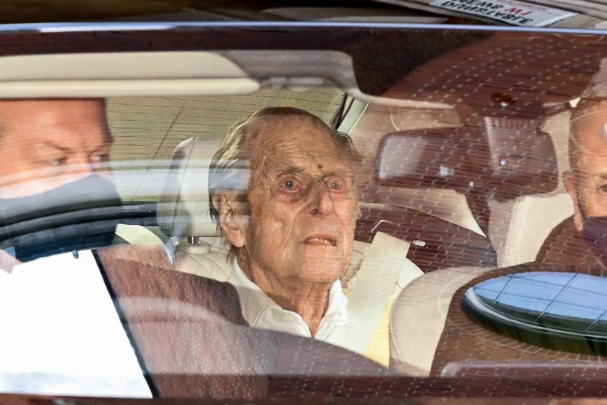 Princ Filip (99) nakon 28 dana izašao iz bolnice, kraljica je po njega poslala BMW i čuvare