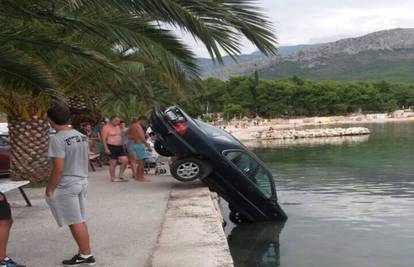 Zaboravio povući ručnu pa mu je automobil završio u moru