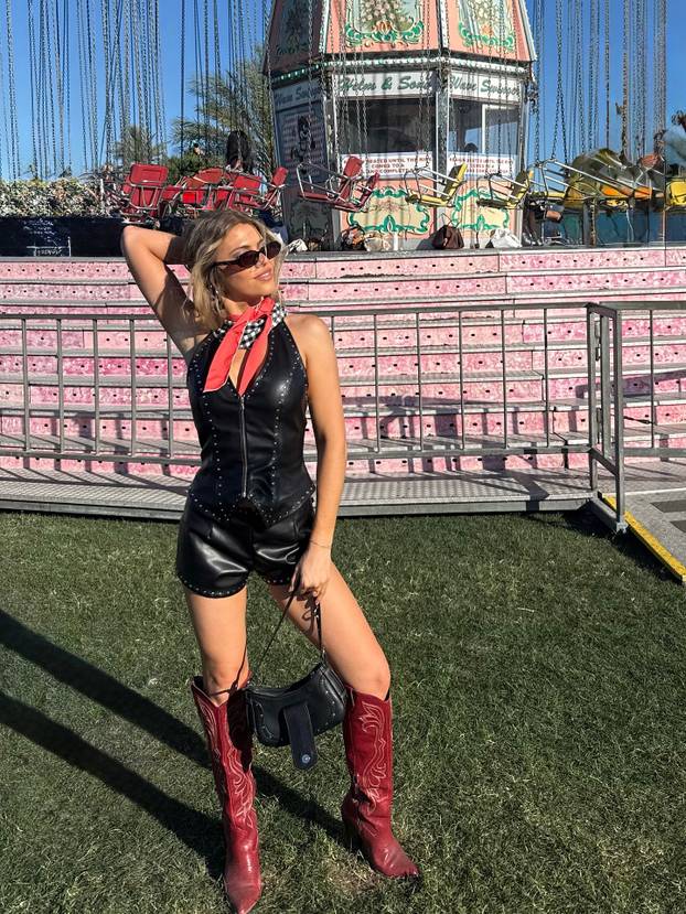 FOTO Becca Moore izazvala kaos na internetu: Iako vodi podcast, svi lude zbog njezinih fotki