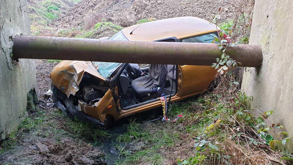 Auto u kanalu: Vozač je teško ozlijeđen, suvozač (17) lakše