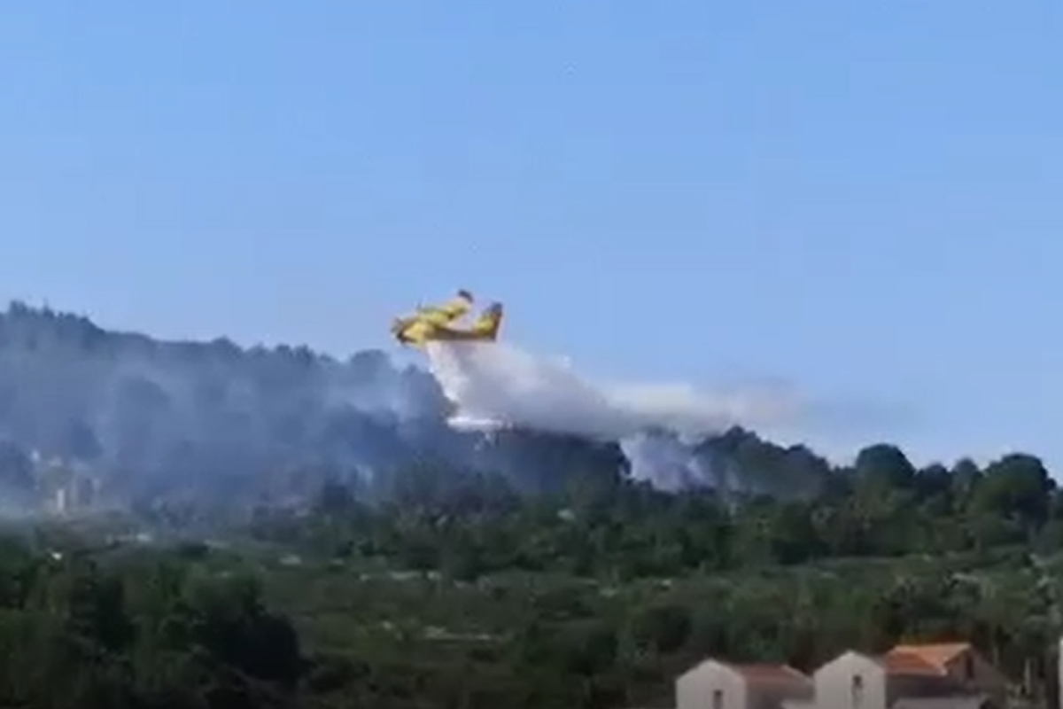 Svi vatrogasci s Brača gase požar u Selcima, bura odmaže