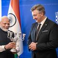 FOTO Plenkovi&cacute; ugostio Modija, razmijenili poklone: 'Dao sam mu knjigu, a on meni svije&cacute;njak'
