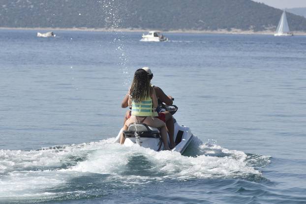 Vodice: Uživanje u lijepom vremenu na  plažama