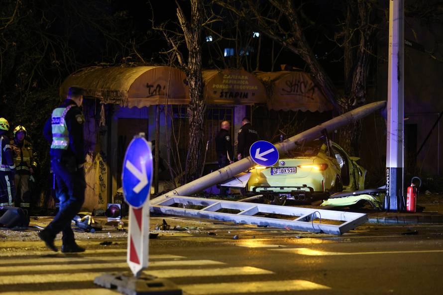 Zagreb: Prometna, BMW-om srusio semafor