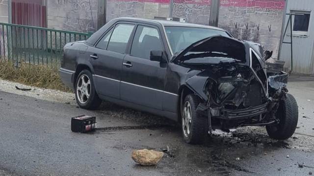 Nije stao na prijelazu: U naletu vlaka lakše ozlijeđen vozač auta