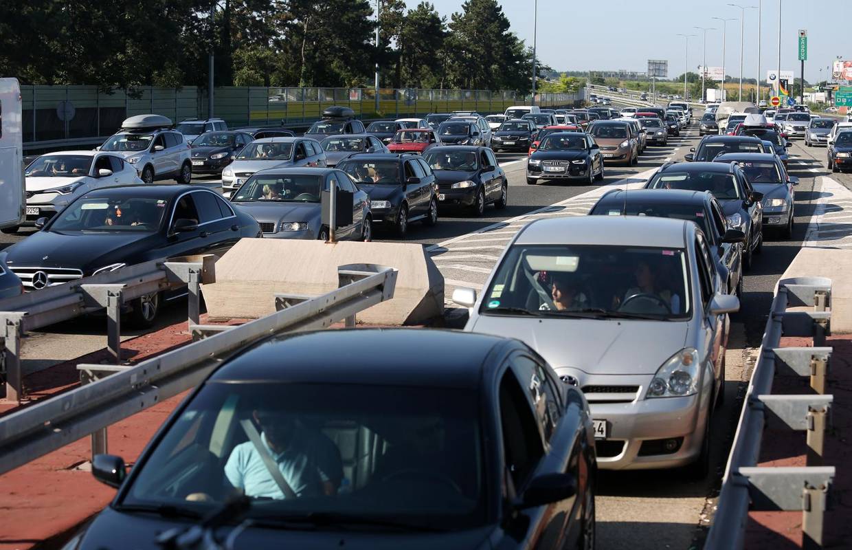 Brojne nesreće na cestama: Danas pojačan promet u cijeloj zemlji, očekujte kolone i zastoje