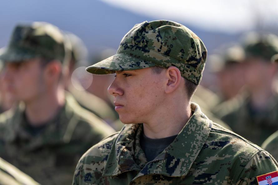 Svečana prisega ročnika na temeljnom vojnom osposobljavanju u Slunju