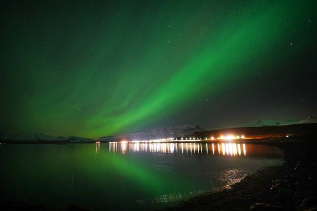 Polarna svjetlost iznad planine Kirkjufell