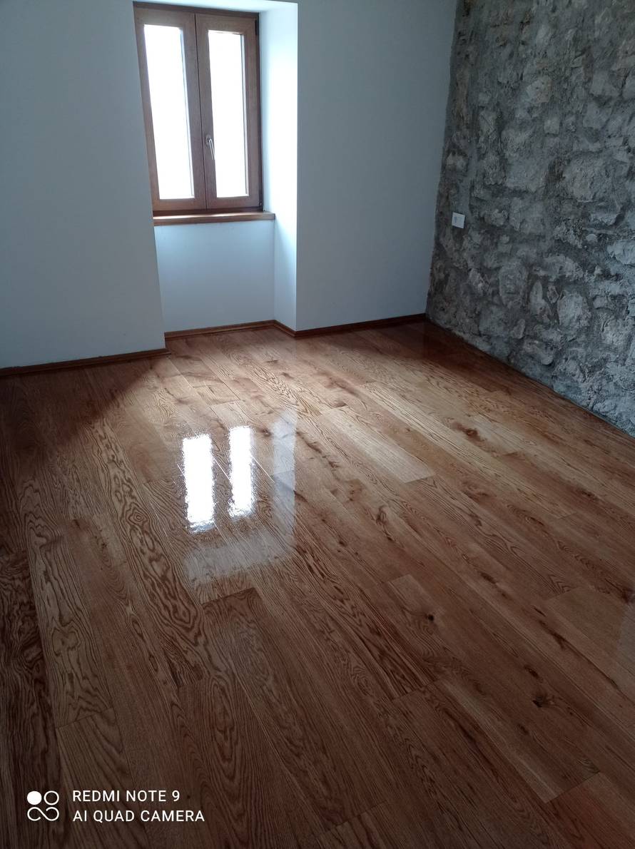 Želite toplinu drveta i pod koji traje? Ovo je prvi korak do savršenog doma!