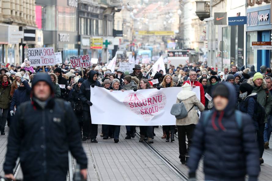 Zagreb: OdrÅ¾ana prosvjedna povorka "Za sigurne Å¡kole" od HNK do Trgba bana JelaÄiÄa