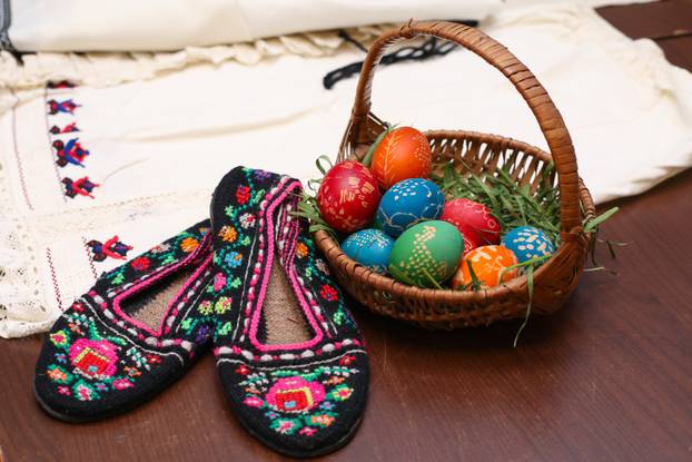 Beli Manastir: Pokazna radionica ukrašavanja pisanica motivima baranjskog šokačkog veza