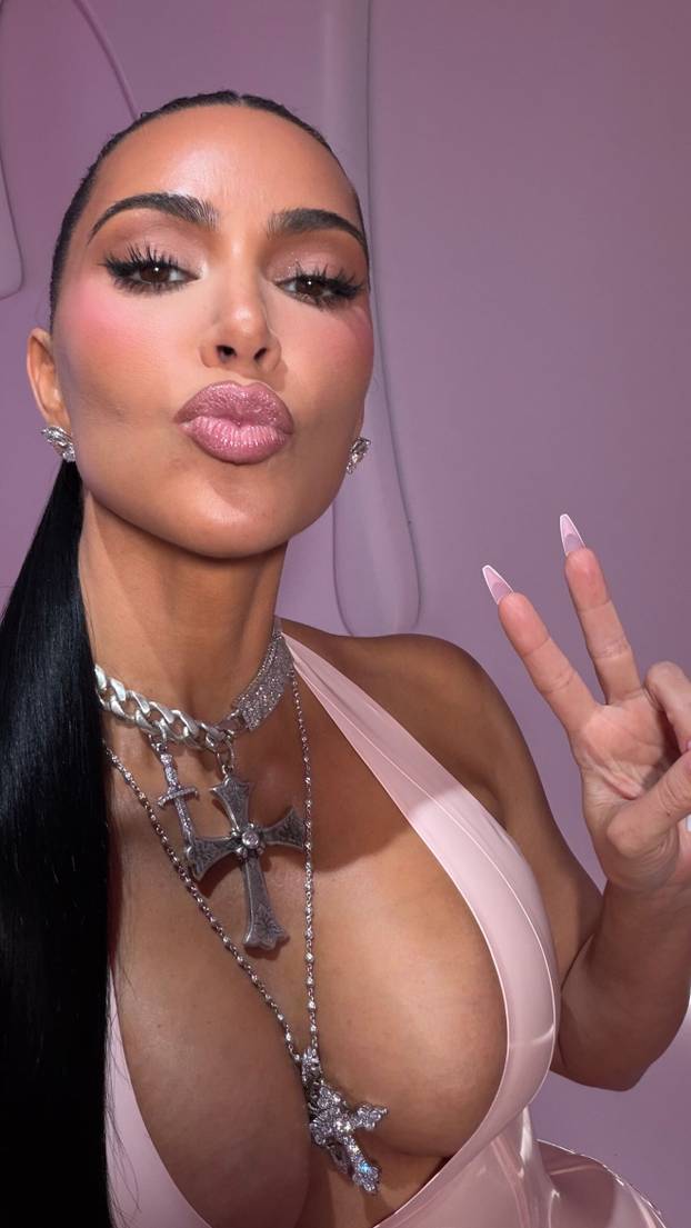 FOTO Lateks, duboki dekolte i križ među grudima: Kim jedva obuzdala svoje bujne obline...