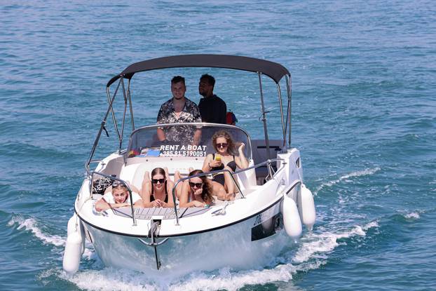 Trogir: Turistički gliseri i taxi brodovi 