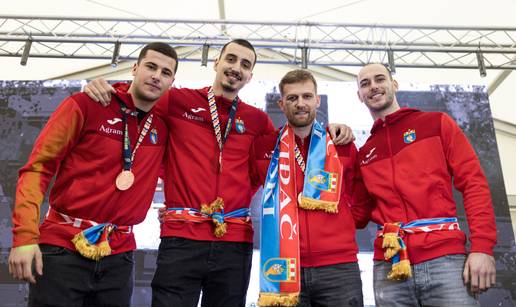 FOTO Ljubu&scaron;ki u transu do&ccaron;ekao bron&ccaron;ane heroje: 'Ovo je dokaz da smo veliki rasadnik talenata'