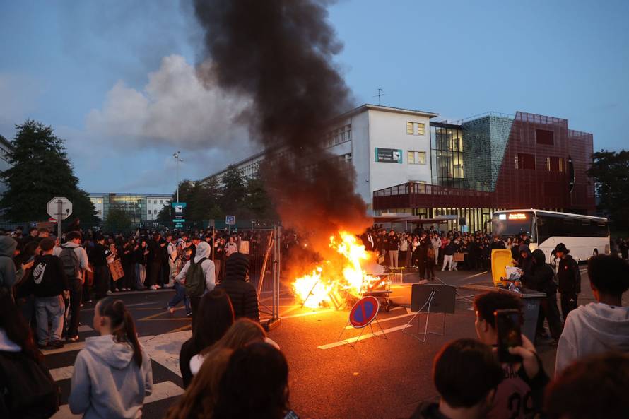 France student protest through the streets of Brest