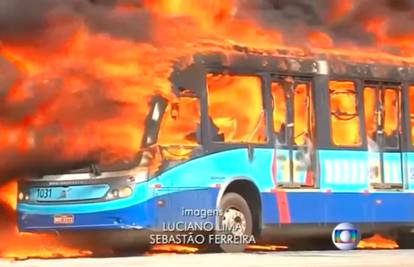 Rulja zapalila šest autobusa: Nezadovoljni su prijevozom