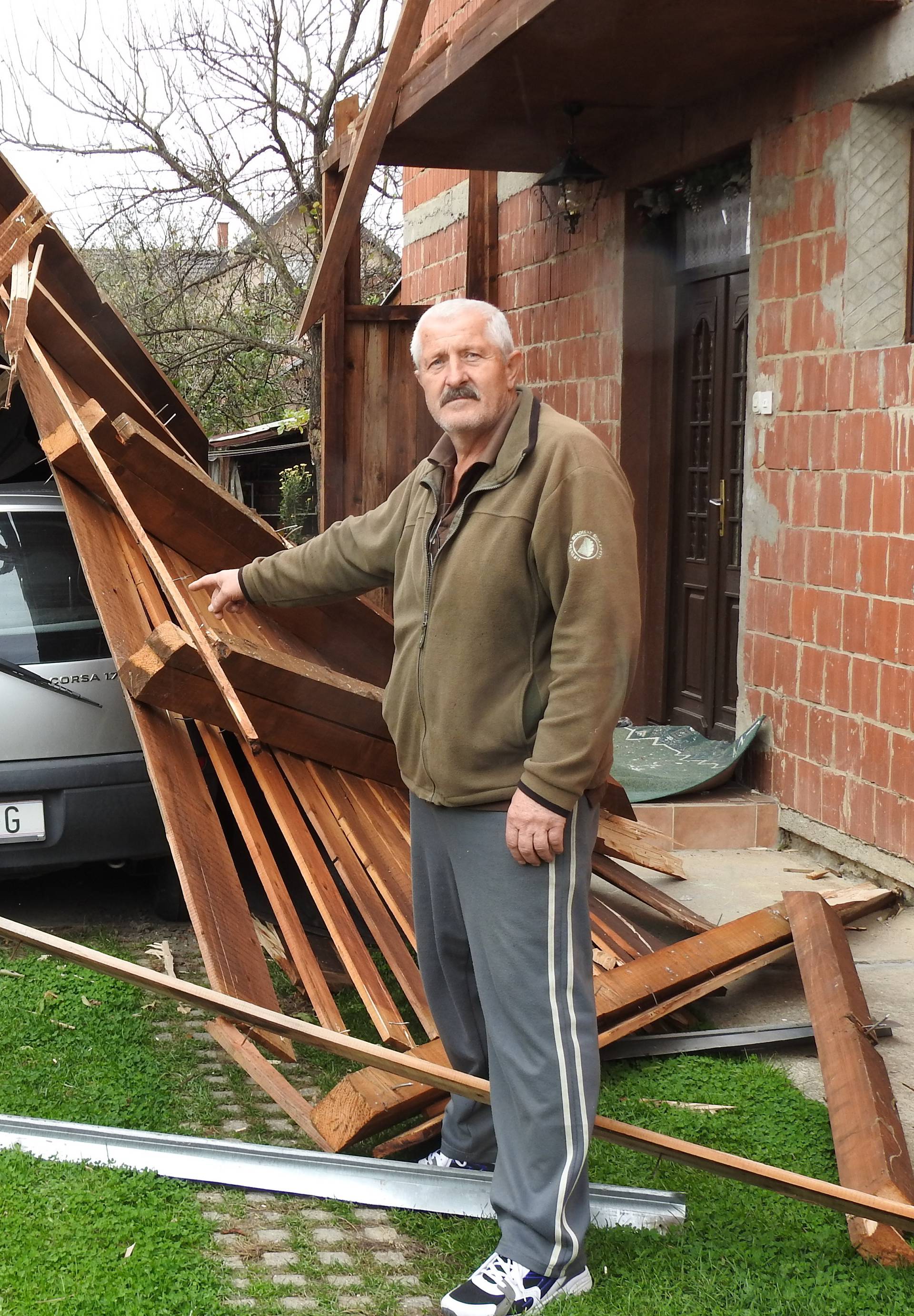 Vjetar u Vukovaru odnio fasadu sa zgrade, uništeni automobili