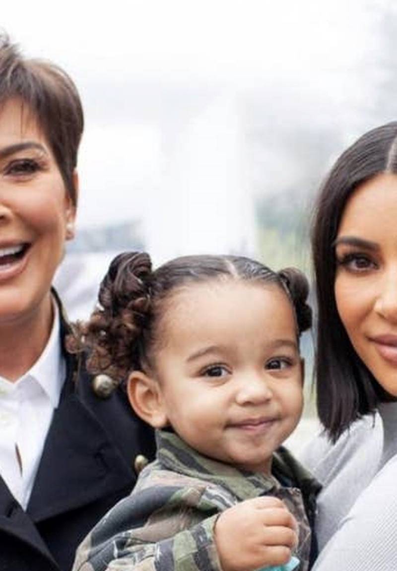 Kris Jenner je obrisala ovu fotku Kim i svoje unuke nedugo nakon objave, vidite li vi zašto?