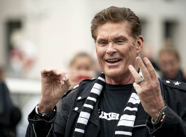 Trabants honk Hasselhoff's horn "Looking for Freedom"