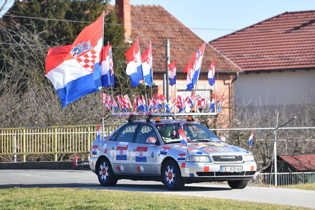 Navijač iz Međimurja svoj Audi ukrasio sa 60 hrvatskih zastava i krenuo u Zagreb na doček rukometaša