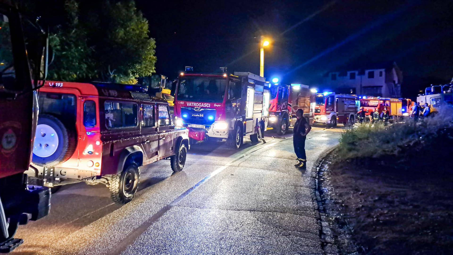 Vatrogasci se i dalje bore s požarom kod Splita: Prijetio kućama, gase ga i kanaderi