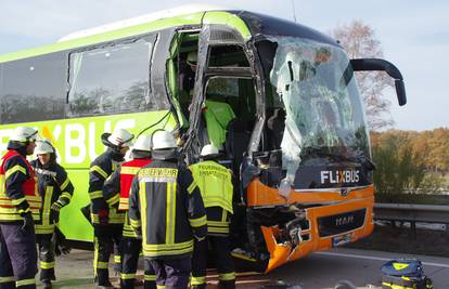 Nije uočio zastoj? Zabio se u kamion, suvozač busa kritično