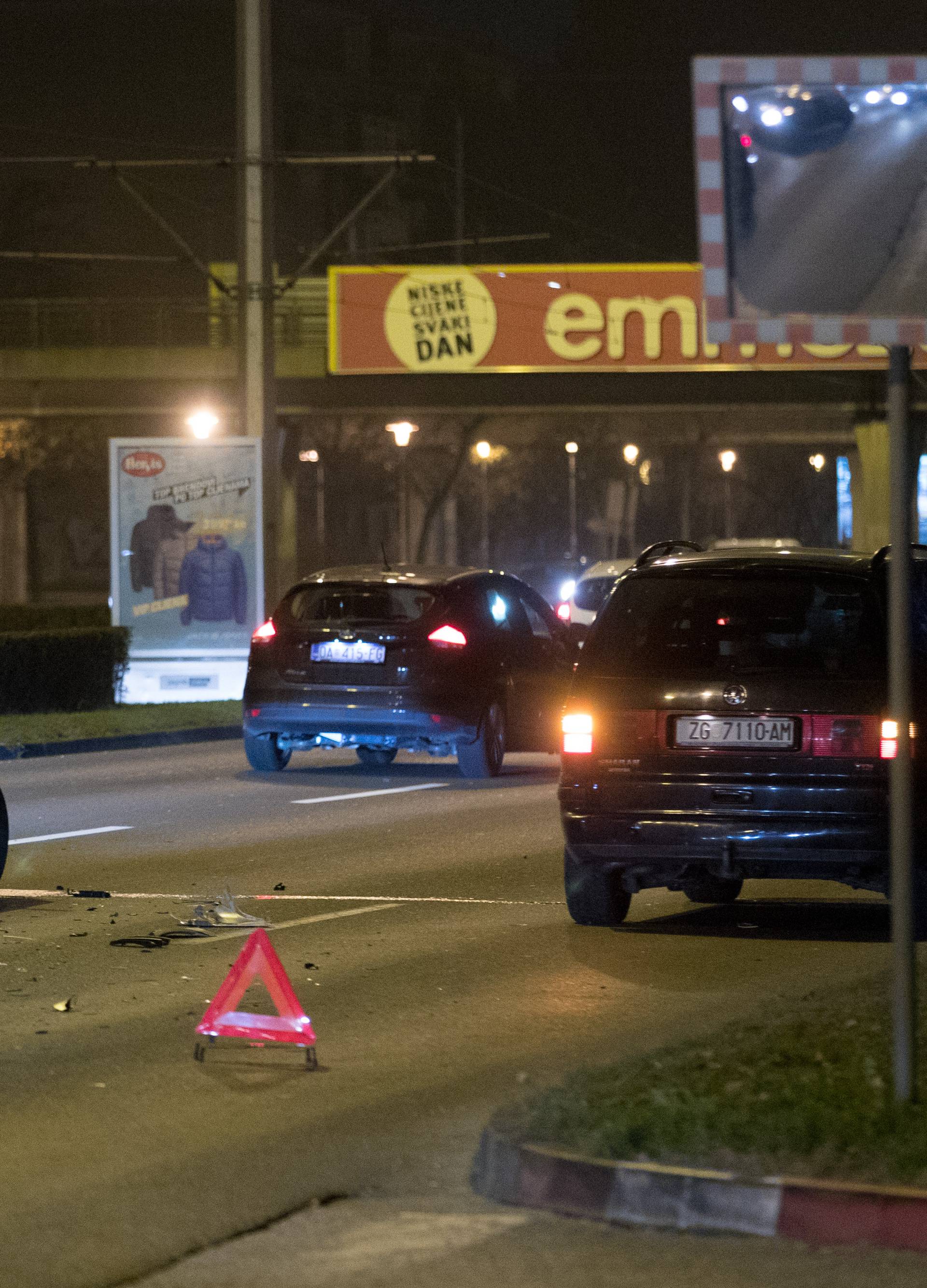 Sudar dva automobila blokirao pola Avenije i stvorio gužvu