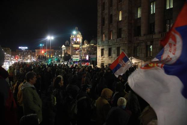 Beograd: Studenti u blokadi organizirali prosvjed u znak podrške zaposlenima u pravosuđu pod nazivom "Smjene umjesto čestitki" ispred zgrade Ustavnog suda