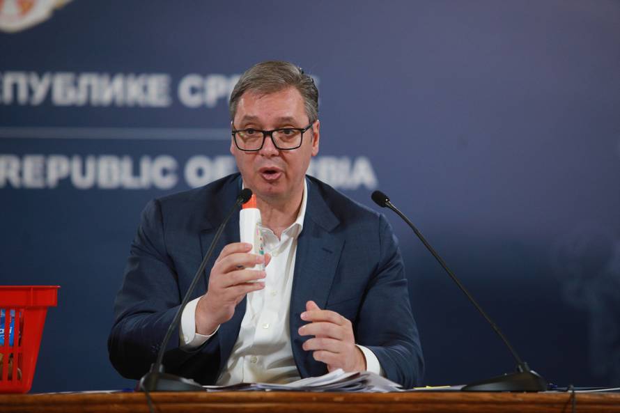 Beograd: Vučić na obraćanju javnosti vadio stvari iz košare i diktirao nove cijene