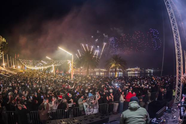 Željko Bebek i Baby Lasagna uvelu su Split u Novu 2026. godinu uz vatromet i dronove