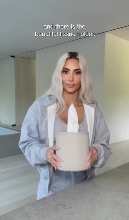 Kim Kardashian objašnjavala kako puniti kutiju za maramice: 'Žalosno je ako to niste znali'