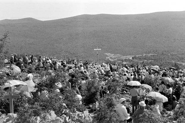 Brojni vjernici na obilježavanju 10. godišnjice ukazanja u Međurgorju, 25.6.1991.