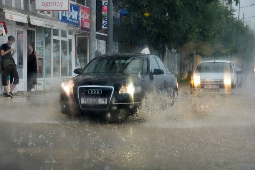 Zagrepčane iznenadio pljusak, tuča i grmljavina poharali Pulu