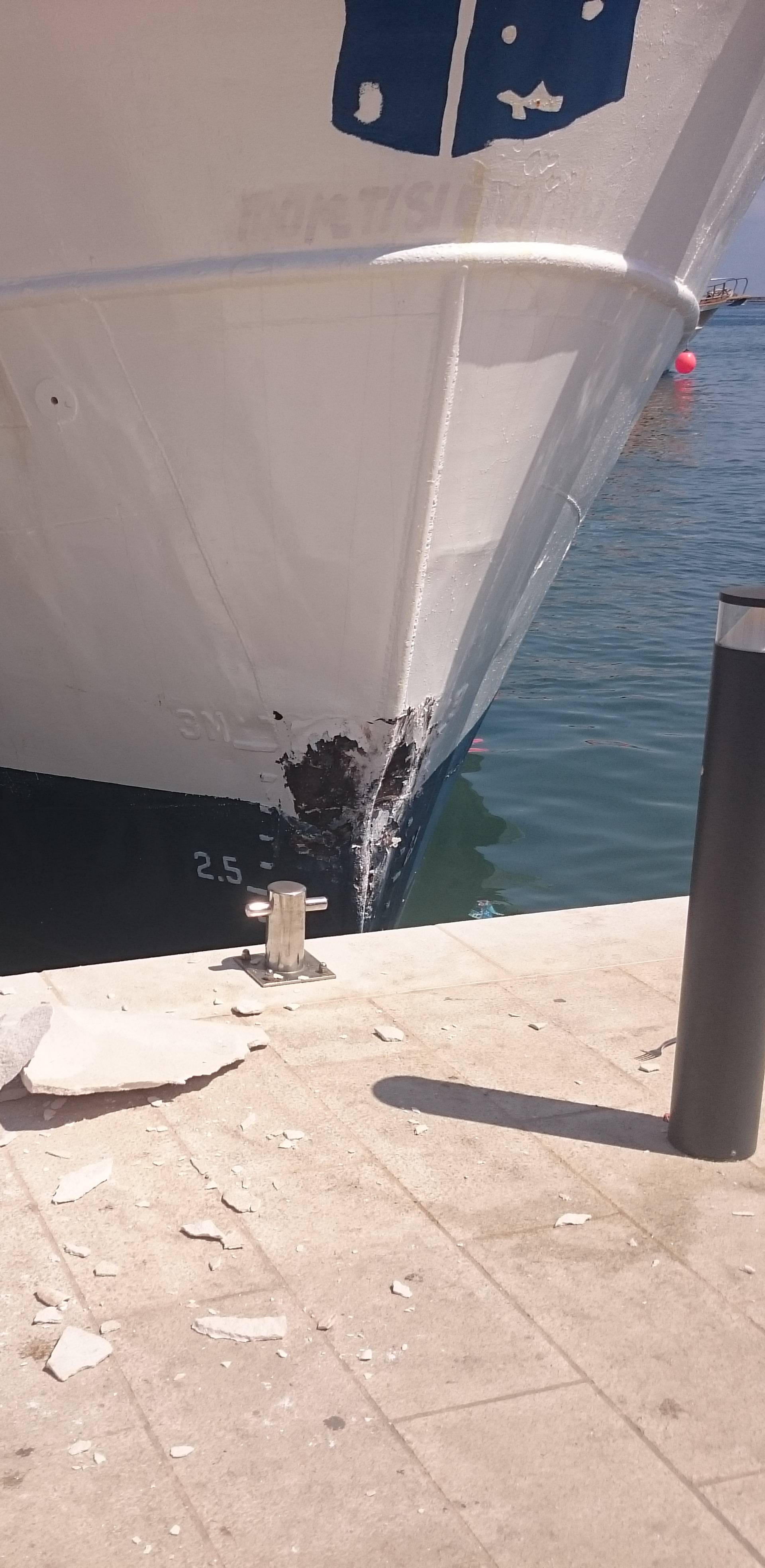 Brod prepun turista zabio se u rivu u Jelsi: 'Ljudi su vrištali'