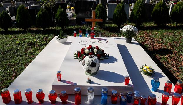 Zagreb: Grobovi poznatih osoba na Mirogoju na blagdan Svih svetih