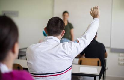 Da, treba s njima razgovarati o opasnim glupostima. Trebalo je početi prije deset godina